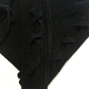 Crewneck blacksweater (criss cross sleves)